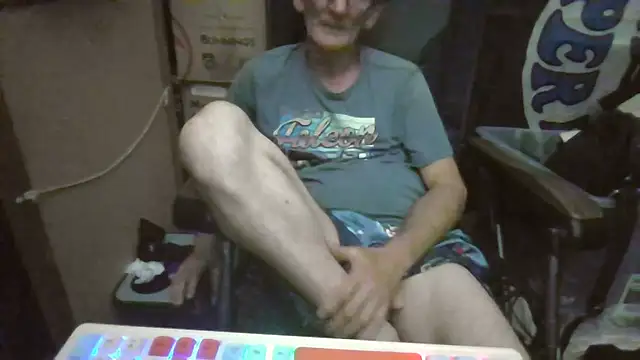 Lovyourpuss online show from May 17, 2026, 2:06 pm