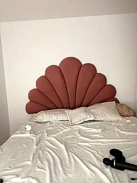 alissradiante1 online show from October 31, 2025, 12:29 am