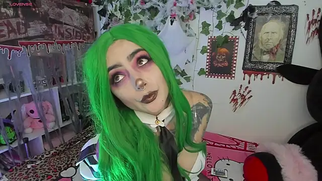 sarahminage  online show from October 30, 2025, 5:21 pm