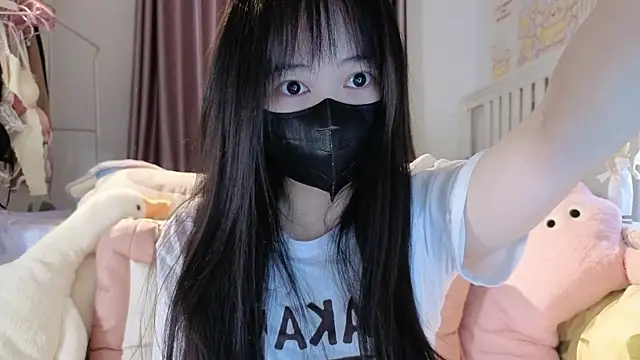 love-uiui online show from October 8, 2025, 3:02 pm