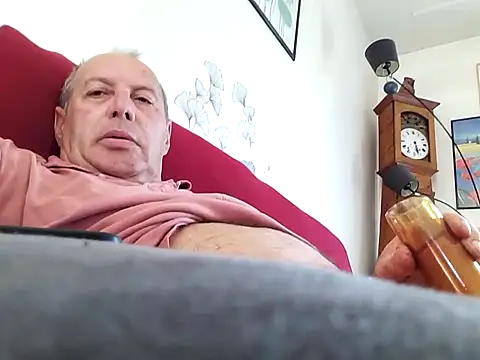 Snapshot of Vince072 chatting on April 10, 2026, 11:39 am Vince072 online show from April 10, 2026, 11:39 am