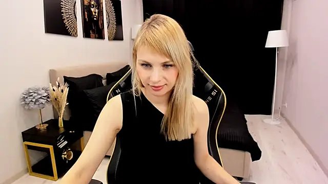 LindaSandy 1 online show from November 12, 2025, 10:41 am