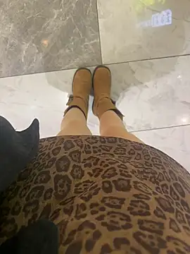 xiaoyuan01 online show from November 12, 2025, 2:37 am