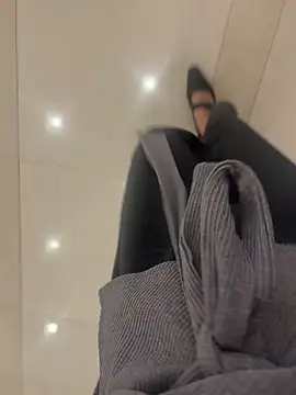 xiaoyuan01 online show from October 19, 2025, 2:25 am