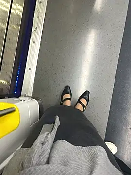 xiaoyuan01 online show from November 16, 2025, 1:21 am