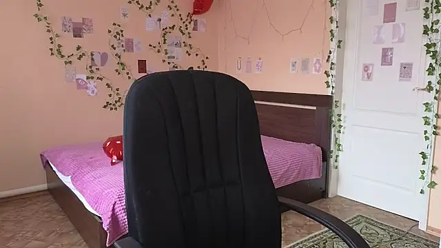 Snapshot of Ronda_Roni chatting on April 13, 2026, 5:11 am Ronda Roni online show from April 13, 2026, 5:11 am