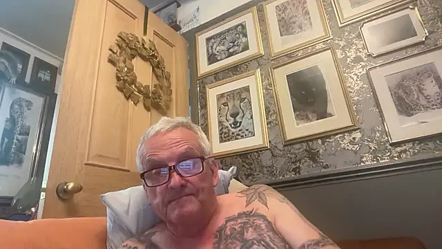 Snapshot of poggles chatting on July 13, 2026, 7:35 pm poggles online show from July 13, 2026, 7:35 pm