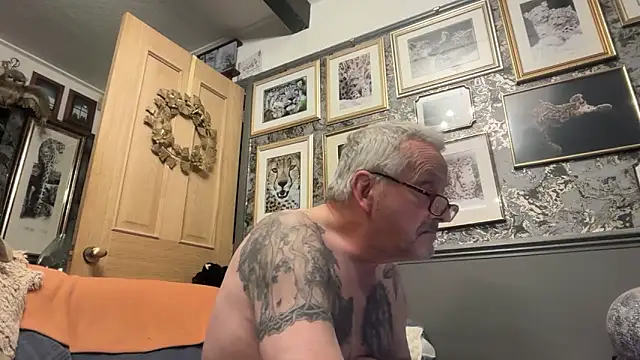 Snapshot of poggles chatting on March 1, 2026, 11:05 pm poggles online show from March 1, 2026, 11:05 pm