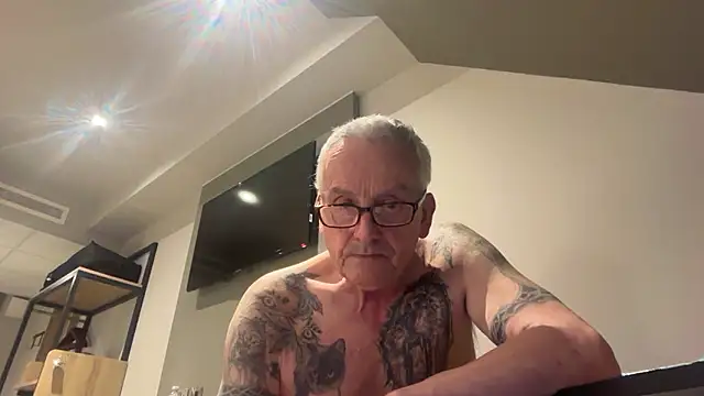 Snapshot of poggles chatting on February 20, 2026, 8:00 pm poggles online show from February 20, 2026, 8:00 pm