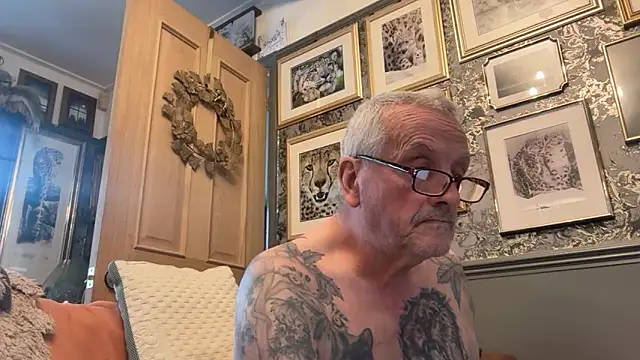 Snapshot of poggles chatting on February 9, 2026, 4:05 pm poggles online show from February 9, 2026, 4:05 pm