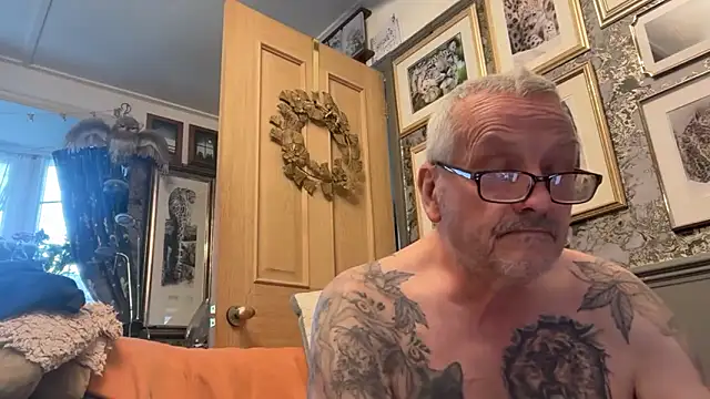 Snapshot of poggles chatting on February 12, 2026, 3:45 pm poggles online show from February 12, 2026, 3:45 pm