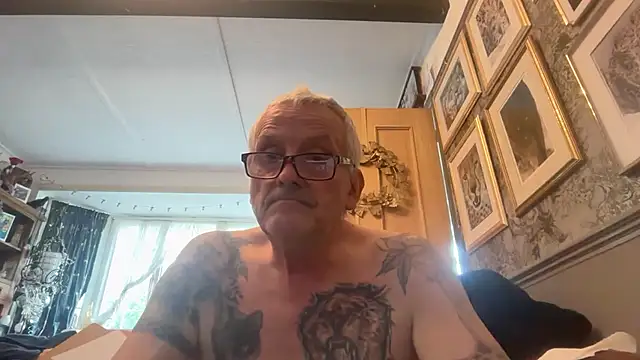 Snapshot of poggles chatting on July 9, 2026, 3:22 pm poggles online show from July 9, 2026, 3:22 pm