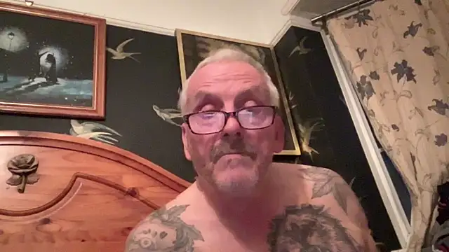 Snapshot of poggles chatting on February 3, 2026, 5:18 pm poggles online show from February 3, 2026, 5:18 pm