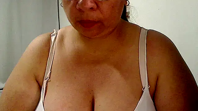 Snapshot of luciana69hot chatting on August 3, 2026, 5:30 pm luciana69hot online show from August 3, 2026, 5:30 pm