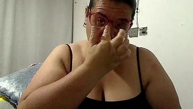 Snapshot of luciana69hot chatting on June 3, 2026, 11:20 pm luciana69hot online show from June 3, 2026, 11:20 pm