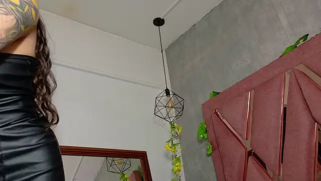 viollettaa  online show from December 5, 2025, 7:01 pm