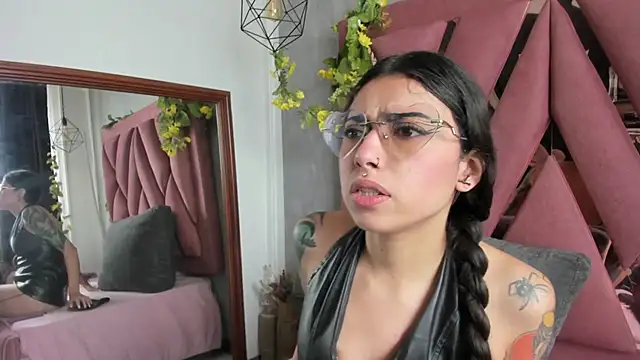 Snapshot of viollettaa_ chatting on April 5, 2026, 5:08 pm viollettaa online show from April 5, 2026, 5:08 pm