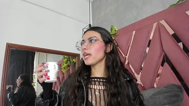 Snapshot of viollettaa_ chatting on April 10, 2026, 6:48 pm viollettaa online show from April 10, 2026, 6:48 pm