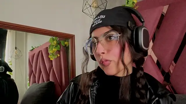 Snapshot of viollettaa_ chatting on April 14, 2026, 7:08 pm viollettaa online show from April 14, 2026, 7:08 pm