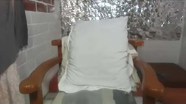 Snapshot of rose-crystal chatting on October 6, 2025, 2:29 pm rose-crystal online show from October 6, 2025, 2:29 pm