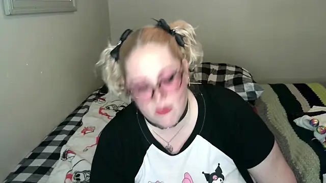 Snapshot of Kinky_Witch chatting on April 18, 2026, 4:37 am Kinky Witch online show from April 18, 2026, 4:37 am