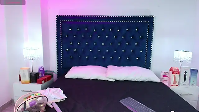 Antonella wild online show from November 18, 2025, 3:43 am