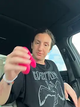 Snapshot of sweetsirenn chatting on October 7, 2025, 12:50 pm sweetsirenn online show from October 7, 2025, 12:50 pm