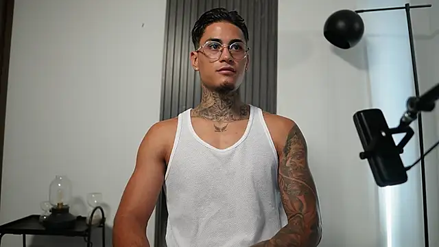 AxelVilla  online show from October 28, 2025, 7:46 pm