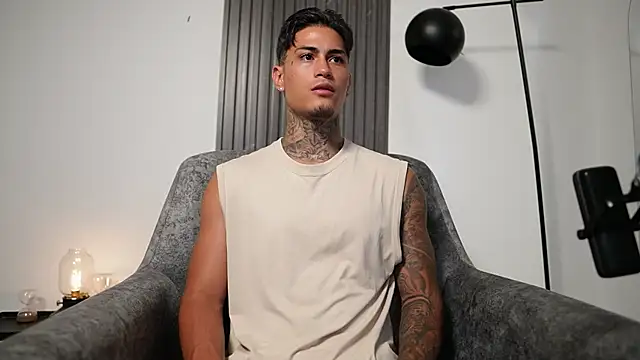 AxelVilla  online show from October 16, 2025, 9:01 pm