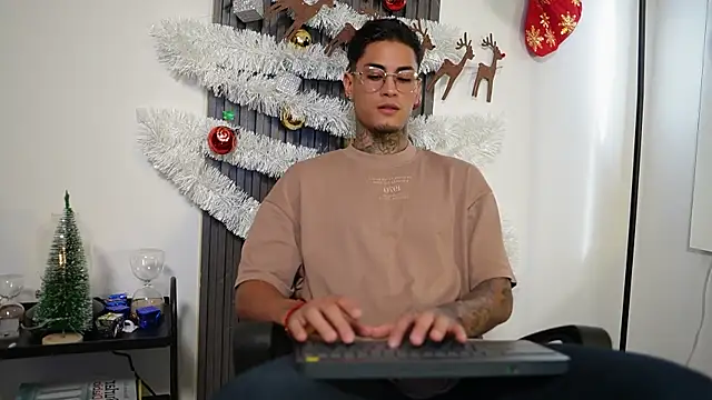 AxelVilla  online show from November 28, 2025, 8:53 pm