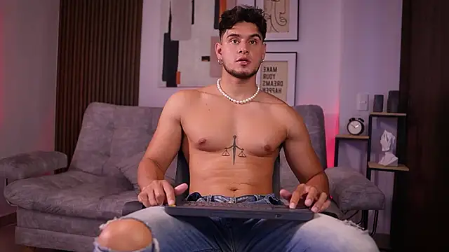 Snapshot of DaviesBrown chatting on November 1, 2025, 8:36 pm DaviesBrown online show from November 1, 2025, 8:36 pm