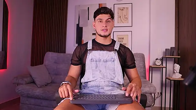 Snapshot of DaviesBrown chatting on September 15, 2025, 9:04 pm DaviesBrown online show from September 15, 2025, 9:04 pm