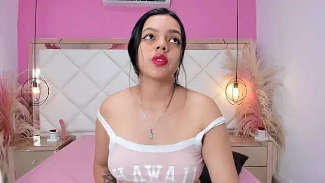 Snapshot of Lucianaa_Collins chatting on October 1, 2025, 11:58 am Lucianaa Collins online show from October 1, 2025, 11:58 am