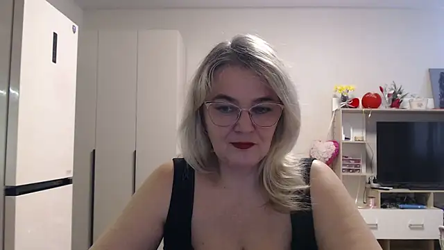 Snapshot of EleanoraDream chatting on May 3, 2026, 9:58 am EleanoraDream online show from May 3, 2026, 9:58 am