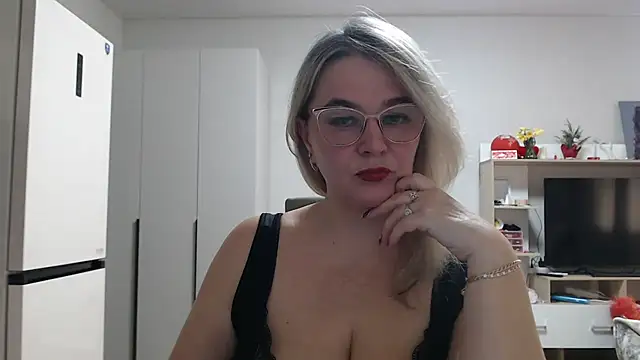 Snapshot of EleanoraDream chatting on April 30, 2026, 11:28 am EleanoraDream online show from April 30, 2026, 11:28 am