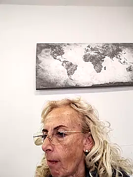 Snapshot of clarabell4 chatting on September 19, 2025, 8:18 am clarabell4 online show from September 19, 2025, 8:18 am
