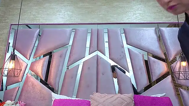 ThaliaCross online show from February 11, 2026, 7:36 pm