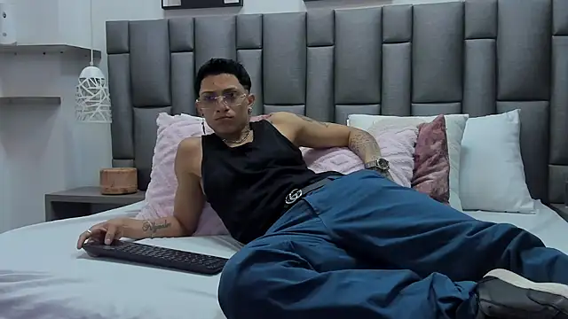 ZoeKrug online show from February 28, 2026, 12:27 pm