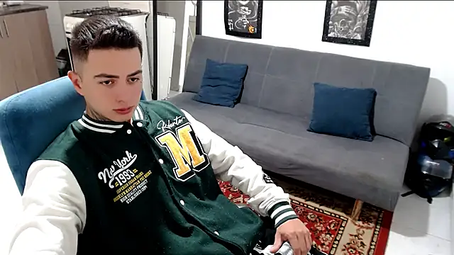 Snapshot of santii_ss chatting on November 30, 2025, 3:57 pm santii ss online show from November 30, 2025, 3:57 pm