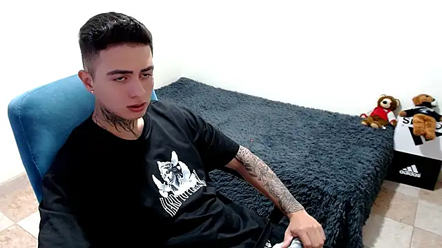 Snapshot of santii_ss chatting on October 21, 2025, 12:43 am santii ss online show from October 21, 2025, 12:43 am