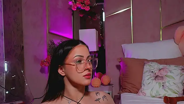 LucyLextonX online show from April 7, 2026, 2:57 am