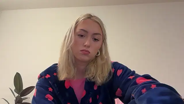 Snapshot of Kitty_Swetty chatting on October 4, 2025, 7:04 pm Kitty Swetty online show from October 4, 2025, 7:04 pm