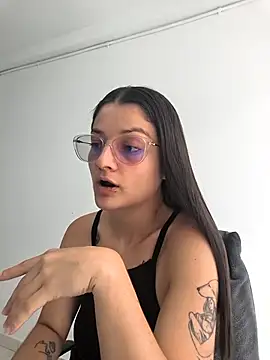 Coralinne   online show from April 18, 2026, 3:36 pm