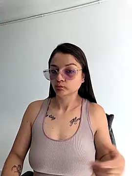 Coralinne   online show from April 24, 2026, 3:03 pm