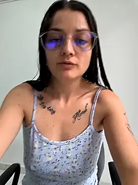 Coralinne   online show from April 19, 2026, 3:35 pm