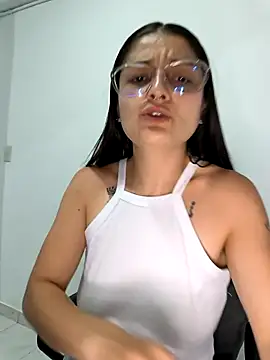 Coralinne   online show from April 22, 2026, 1:34 am