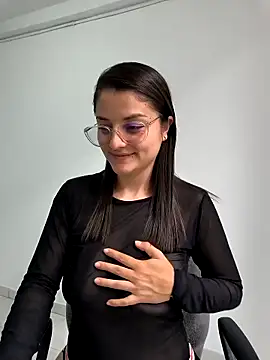 Coralinne   online show from April 12, 2026, 3:48 pm