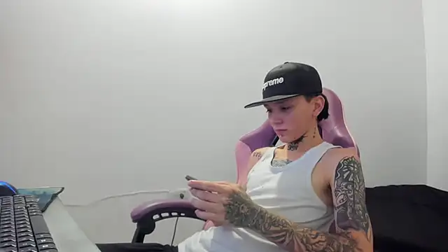 Snapshot of StraightBoy_Nick chatting on May 10, 2026, 8:22 pm StraightBoy Nick online show from May 10, 2026, 8:22 pm