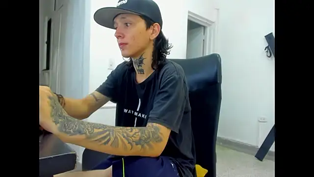 Snapshot of StraightBoy_Nick chatting on April 22, 2026, 8:04 pm StraightBoy Nick online show from April 22, 2026, 8:04 pm