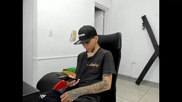 Snapshot of StraightBoy_Nick chatting on April 30, 2026, 8:57 pm StraightBoy Nick online show from April 30, 2026, 8:57 pm